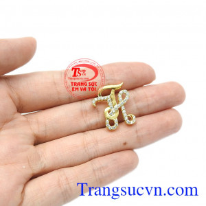 Mặt dây chữ TH vàng tây phù hợp làm quà tặng cho người phụ nữ của bạn. 