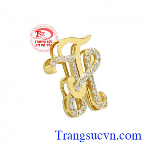 Từng đường nét chế tác cách tỉ mỉ, cẩn thận. Mặt dây chữ TH vàng tây