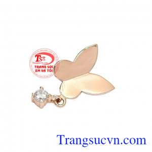 Mặt dây hồ điệp vàng hồng được chế tác theo công nghệ hiện đại mang đến sản phẩm tinh tế. 