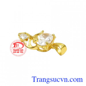 Lựa chọn viên đá cz làm điểm nhấn giúp chiếc mặt dây trở nên ấn tượng và tỏa sáng. Mặt dây hồ ly dễ thương