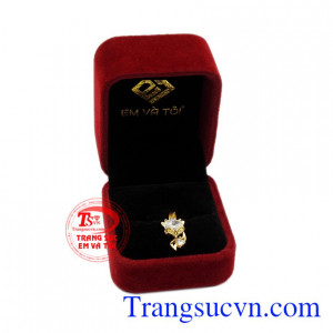 Mặt dây hồ ly dễ thương dễ dàng kết hợp cùng nhiều kiểu trang phục. 