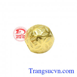 Mặt dây kim tiền vàng tây được thiết kế tinh tế, đẹp mắt. 