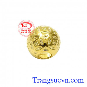 Với chất liệu vàng tây 10k mang đến chiếc mặt dây bền đẹp, sáng bóng. Mặt dây kim tiền vàng tây