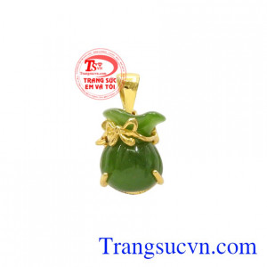 Mặt dây Nephrite tiền tài được chế tác xinh xắn mang đến tài lộc cho phái đẹp.