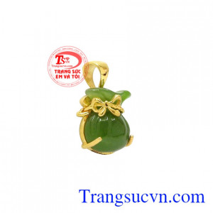 Sản phẩm kết hợp cùng dây chuyền vàng tạo vẻ duyên dáng và yêu kiều cho người đeo.