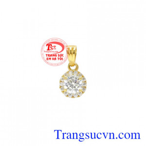 Mặt dây nữ trang nhã được chế tác kiểu dáng nhỏ xinh tạo vẻ xinh xắn cho sản phẩm.