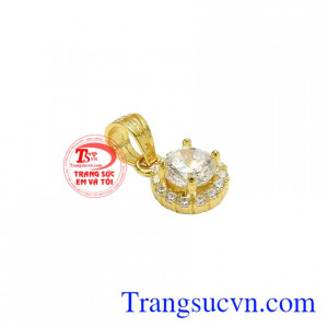 Sản phẩm khi kết hợp cùng dây chuyền vàng mang đến vẻ trẻ trung và vô cùng nữ tính giúp các cô gái tự tin tỏa sáng.