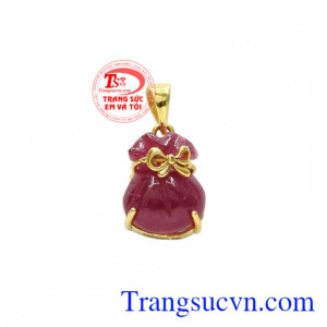 Mặt dây Ruby lộc phát chế tác xinh xắn mang đến vẻ nữ tính và duyên dáng.