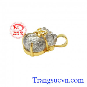 Đá thạch anh tóc đen phù hợp với người mệnh thủy và mệnh mộc. Mặt dây thạch anh tóc đen may mắn