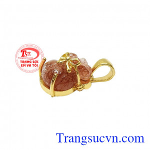 Kiểu dáng trẻ trung, dễ thương và hợp phong thủy. Mặt dây thạch anh tóc đỏ tài lộc