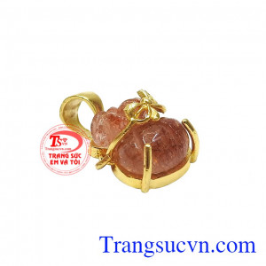 Viên thạch anh tóc đỏ được chạm khắc hình túi tiền, mang đến tài lộc và thịnh vượng. Mặt dây thạch anh tóc đỏ tài lộc