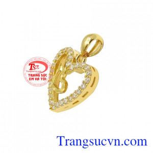 Nhà thiết kế đã khéo léo sử dụng những viên đá cz tạo độ bắt sáng, tăng thêm vẻ đẹp lung linh cho chiếc mặt dây. Mặt dây trái tim hạnh phúc