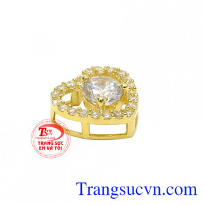 Mặt dây chuyền đóng một vai trò quan trọng, là điểm nhấn tô điểm thêm vẻ trang nhã, nữ tính giúp các cô gái trông hợp thời trang hơn.