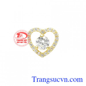 Mặt dây trái tim thanh tú được chế tác kiểu dáng hình trái tim mang đến vẻ trẻ trung đến cho nữ giới.