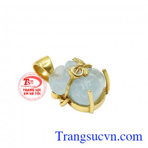 Chạm khắc tinh tế, chế tác tỉ mỉ giúp cho viên aquamarine thêm ấn tượng và thu hút. Mặt dây túi tiền aquamarine tài lộc