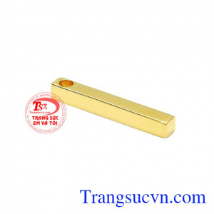 Các đường nét dứt khoát, vừa mạnh mẽ, vừa uyển chuyển rất phù hợp để làm trang sức đôi hoặc dành cho những cô nàng cá tính. Mặt dây vàng phong cách cá tính