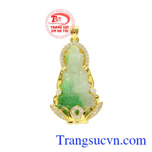 Mặt dây vàng Quan Âm cẩm thạch được chạm khắc đầy tinh xảo, sáng bóng.