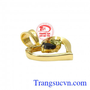 Kiểu dáng sang trọng, quý phái thể hiện khí chất của người dùng. Mặt dây vàng trái tim yêu thương