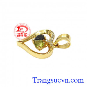 Với thiết kế đẹp mắt, các chị em dễ dàng lựa chọn cho mình những trang phục yêu thích để trở nên nổi bật và ấn tượng hơn trong mắt mọi người. Mặt dây vàng trái tim yêu thương