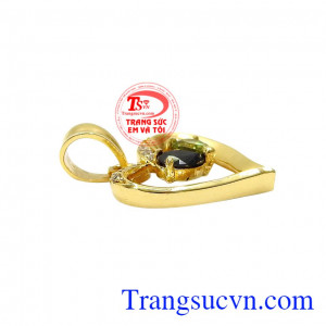 Mặt dây vàng trái tim yêu thương nổi bật với hai viên sapphire và peridot thiên nhiên.