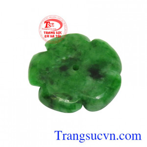 Sản phẩm thường được bọc vàng và bạc để tăng thêm phần giá trị và sự sang trọng giúp người đeo tự tin và gặp nhiều vận may.