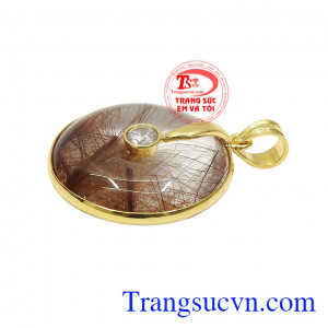 Thạch anh tóc thiên nhiên là biểu tượng của năng lượng, phát triển và thịnh vượng. Mặt thạch anh tóc nữ đẹp