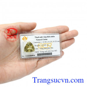 Trong phong thủy, thạch anh vàng được biết đến là viên đá dành cho người sinh tháng 11. Mặt thạch anh vàng tam giác