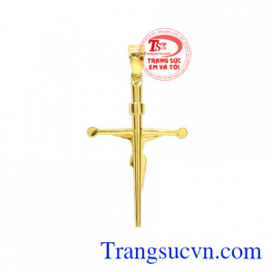 Chiếc mặt dây này kết hợp cùng dây chuyền vàng mang đến vẻ thời trang cho người đeo.