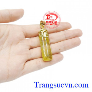 Sản phẩm có thể kết hợp cùng dây chuyền vàng hoặc dây da, dây cao su bọc vàng. Mặt trụ thạch anh tóc tài lộc