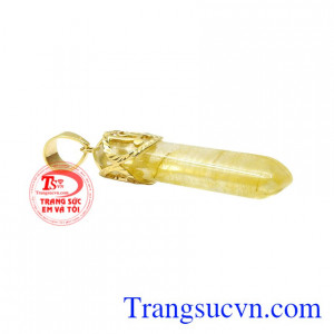 Từ lâu, thạch anh tóc vàng luôn được biết đến là loại đá biểu tượng cho sự giàu có, thịnh vượng. Mặt trụ thạch anh tóc tài lộc