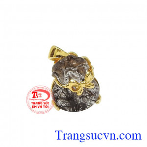 Viên thạch anh tóc đen được chạm khắc hình túi tiền tượng trưng cho sự tài lộc và may mắn. Mặt túi tiền thạch anh tóc đen