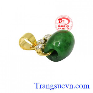 Do đó các sản phẩm ngọc cẩm thạch bọc vàng, bạc được rất nhiều người ưa chuộng bởi nó vừa sang trọng vừa mang đến may mắn cho người đeo.