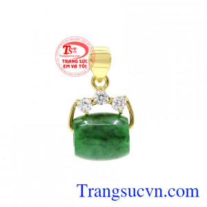 Mặt vàng ngọc cẩm thạch lu thống được chế tác kiểu dáng độc đáo mà vẫn giữ được nét nữ tính cho sản phẩm.