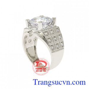 Với điểm nhấn là viên đá CZ to tròn lấp lánh giúp phái mạnh trông nổi bật và thu hút ánh nhìn của người khác phái.