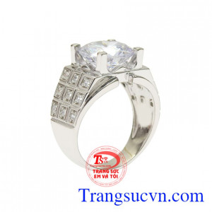 Nhẫn bạc nam tính thời thượng được chế tác tỉ mỉ xi vàng trắng tạo vẻ thời trang cho sản phẩm.