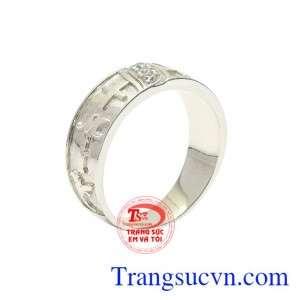 Nhẫn bạc thánh giá bình an được chế tác độc đáo mang phong cách vừa nam tính vừa phong độ.