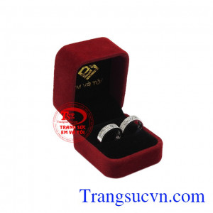 Sản phẩm nhận đặt chế tác theo yêu cầu. Nhẫn cưới hạnh phúc vàng trắng