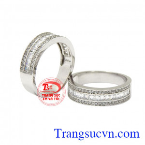 Nhẫn cưới hạnh phúc vàng trắng là minh chứng tình yêu của hai bạn. 