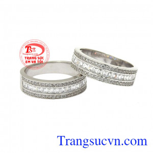 Nhẫn cưới hạnh phúc vàng trắng nổi bật với vẻ lấp lánh, kiêu sa từ những viên đá cz. 