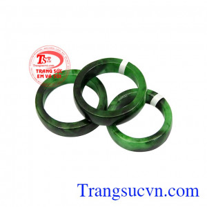 Đây là loại ngọc được rất nhiều các vua chúa thời xưa sử dụng. Nhẫn cẩm thạch tự nhiên