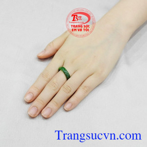 Nhẫn cẩm thạch tự nhiên có giấy kiểm định đá quý uy tín. 