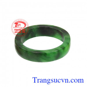 Nhẫn cẩm thạch tự nhiên phù hợp cho cả nam và nữ. 