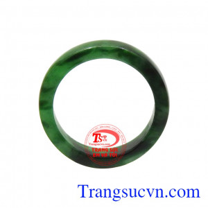 Ngọc cẩm thạch thiên nhiên mang đến may mắn và tài lộc cho người dùng. Nhẫn cẩm thạch tự nhiên