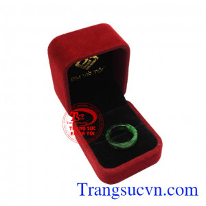 Bởi, ngọc cẩm thạch tượng trưng cho sự giàu có, quyền lực. Nhẫn cẩm thạch tự nhiên