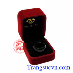 Nhẫn mã não màu đen là món quà tặng hợp mệnh dành cho những người mang mệnh Thủy và mệnh Mộc.