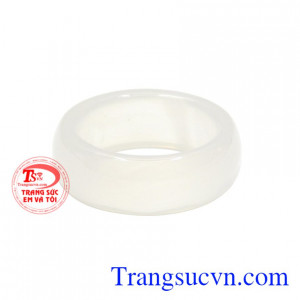 Nhẫn mã não trắng an lành thích hợp cho người mang mệnh Thủy và mệnh Kim, giao hàng tận nơi.