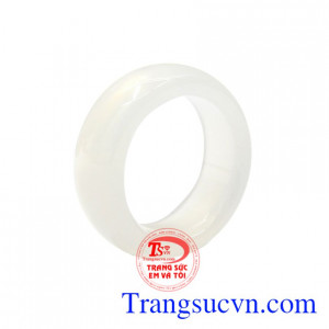 Nhẫn mã não trắng an lành được chế tác bắt mắt, bóng bẩy.
