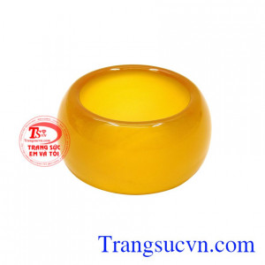 Nhẫn mã não vàng hộ mệnh phù hợp với người mệnh Kim và Thổ.