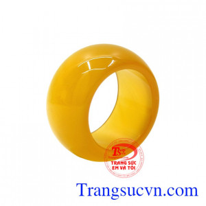 Nhẫn mã não vàng hộ mệnh được chế tác sáng bóng đẹp mắt.