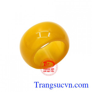 Phái mạnh hay lựa chọn nhẫn ngọc đeo ngón cái hoặc ngón út giúp thể hiện phong cách thời trang.